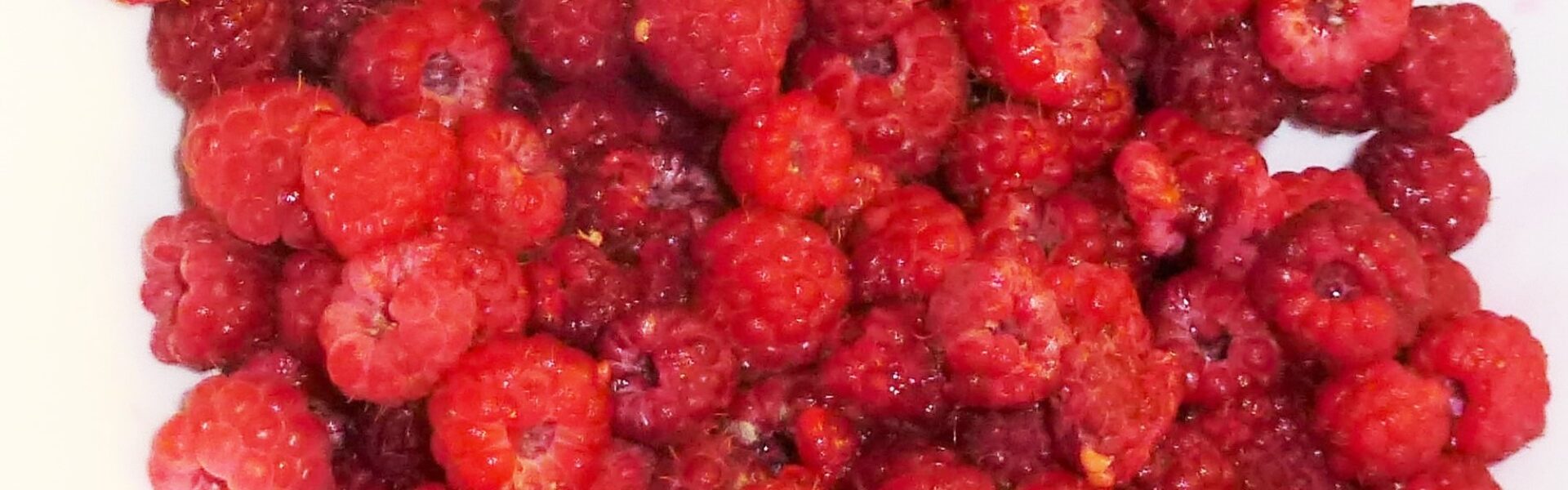 Hallonsylt med mangobitar